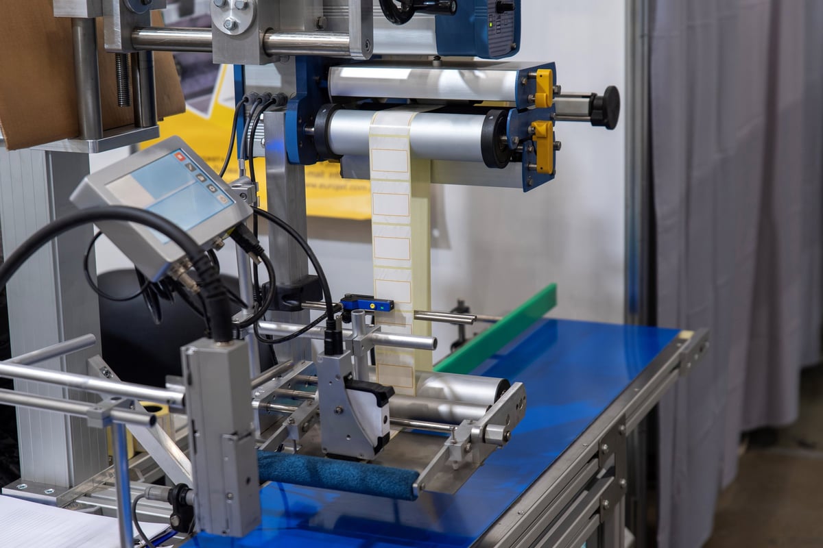 Máquina de etiquetado industrial con panel de control