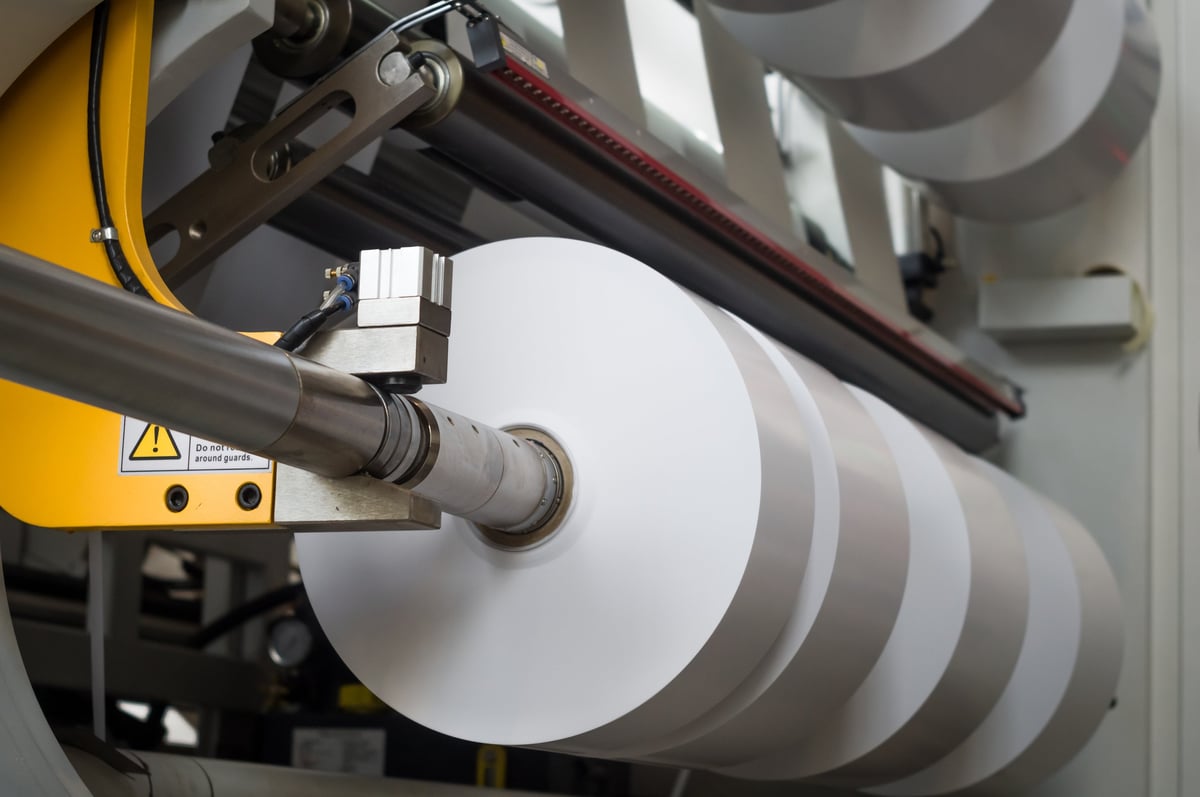 Máquina de rebobinado de papel autoadhesivo en la fabricación de etiquetas