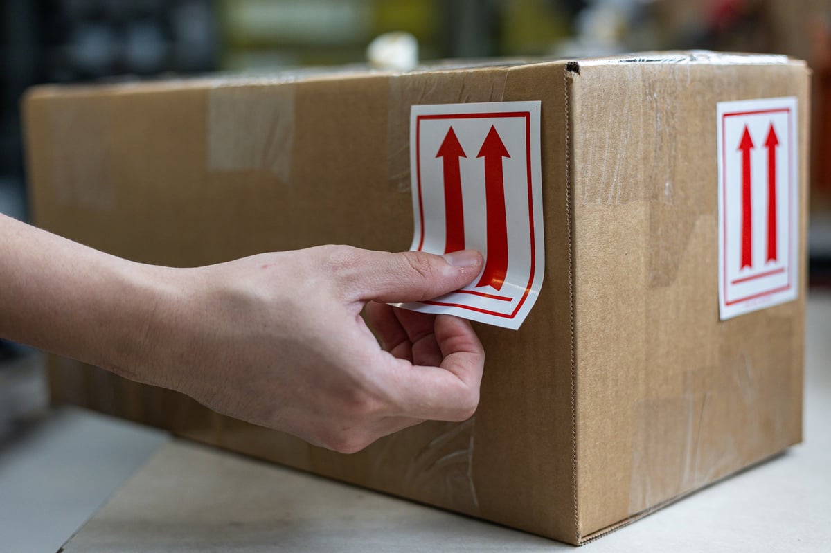Etiqueta de control de inventario en una caja de almacén